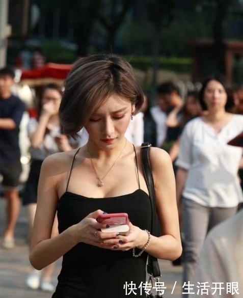 曼妙|街拍：美腿修长妩媚时尚的美女，搭配上飘逸灵动曼妙动人！