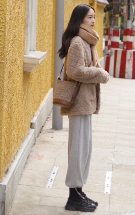 小姐姐|穿搭羊羔毛外套怎么穿出高级感?掌握这几套穿搭法则,好看又减龄!