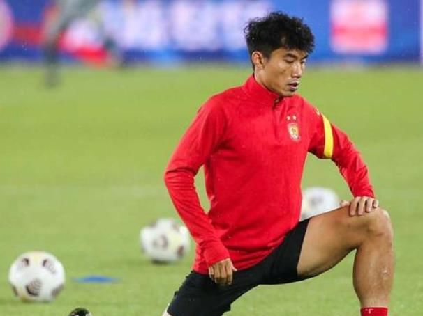 廣州隊(duì)|平起平坐？李霄鵬完全把鄭智當(dāng)主帥看待，和他一起交流球員情況