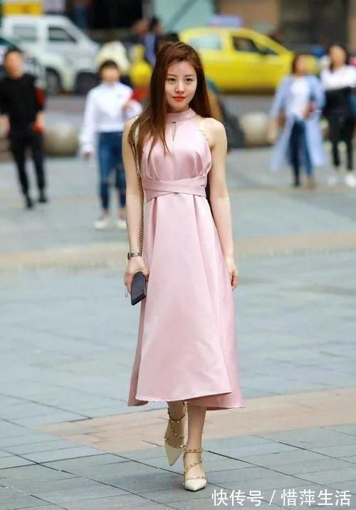小姐姐 时尚舒适的美裙搭配简约大方,可以轻松打造出靓丽的造型