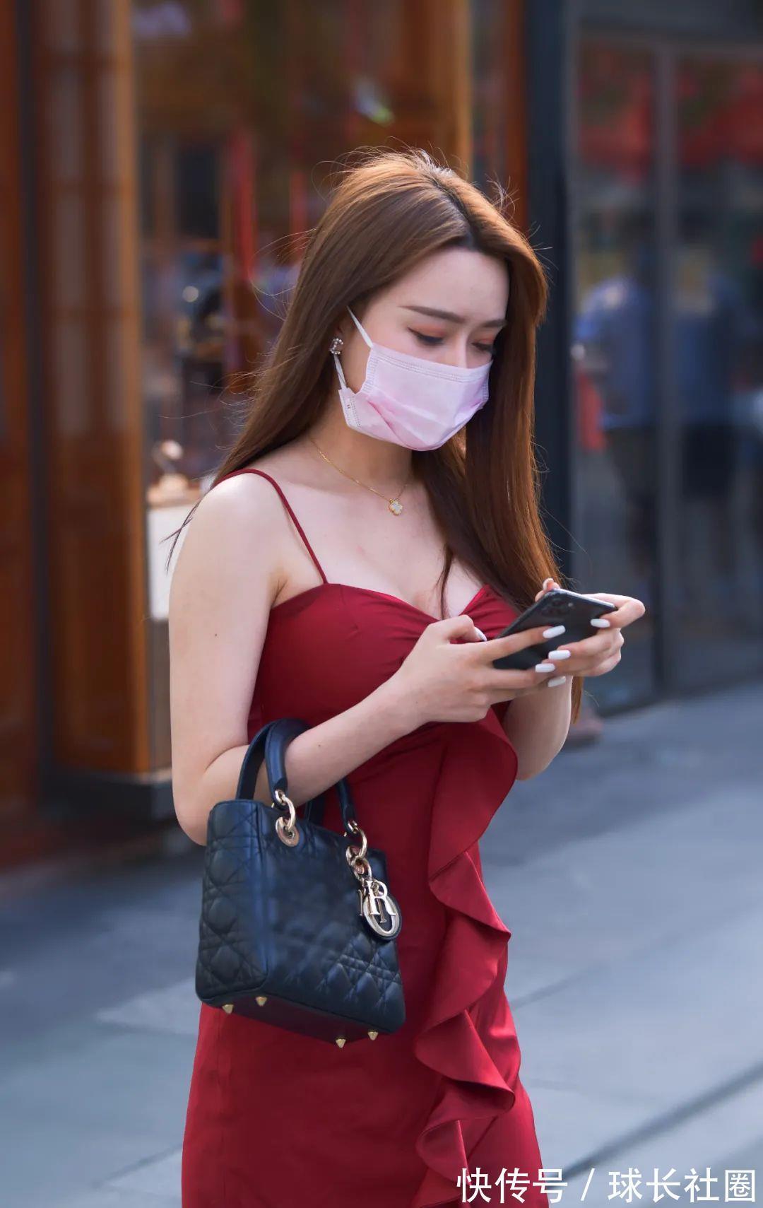 深沉|深红吊裙很深沉,气质美女不担心,有颜有料是底气