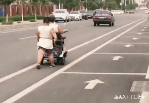电动车|“机智奶奶”骑电动车拉娃减肥火了,自己喂胖的,含着泪也要遛完