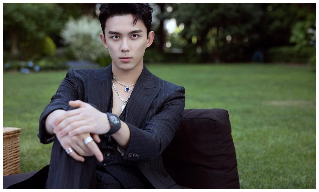 吴磊深v黑西装好惊艳!身材完美上演眼神杀,妥妥的霸道总裁