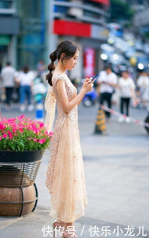 蕾丝材质的连衣裙，非常衬身材，两闺蜜谁更美！