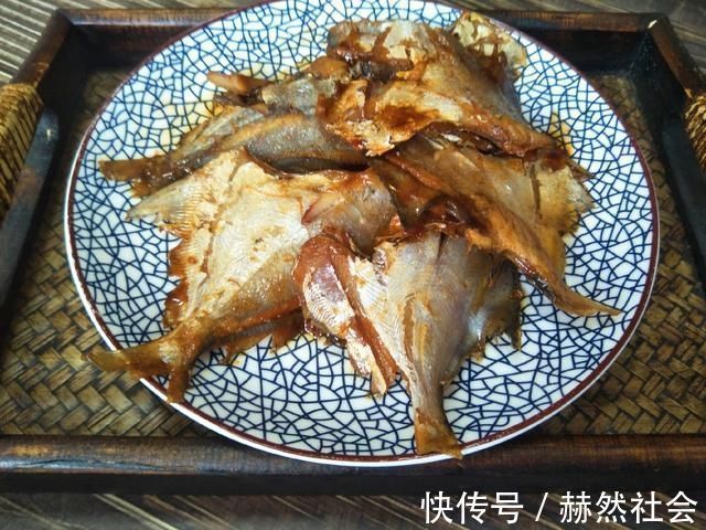 炖鱼时，先煎鱼还是先加水？教你炖鱼小妙招，鱼肉完整不碎