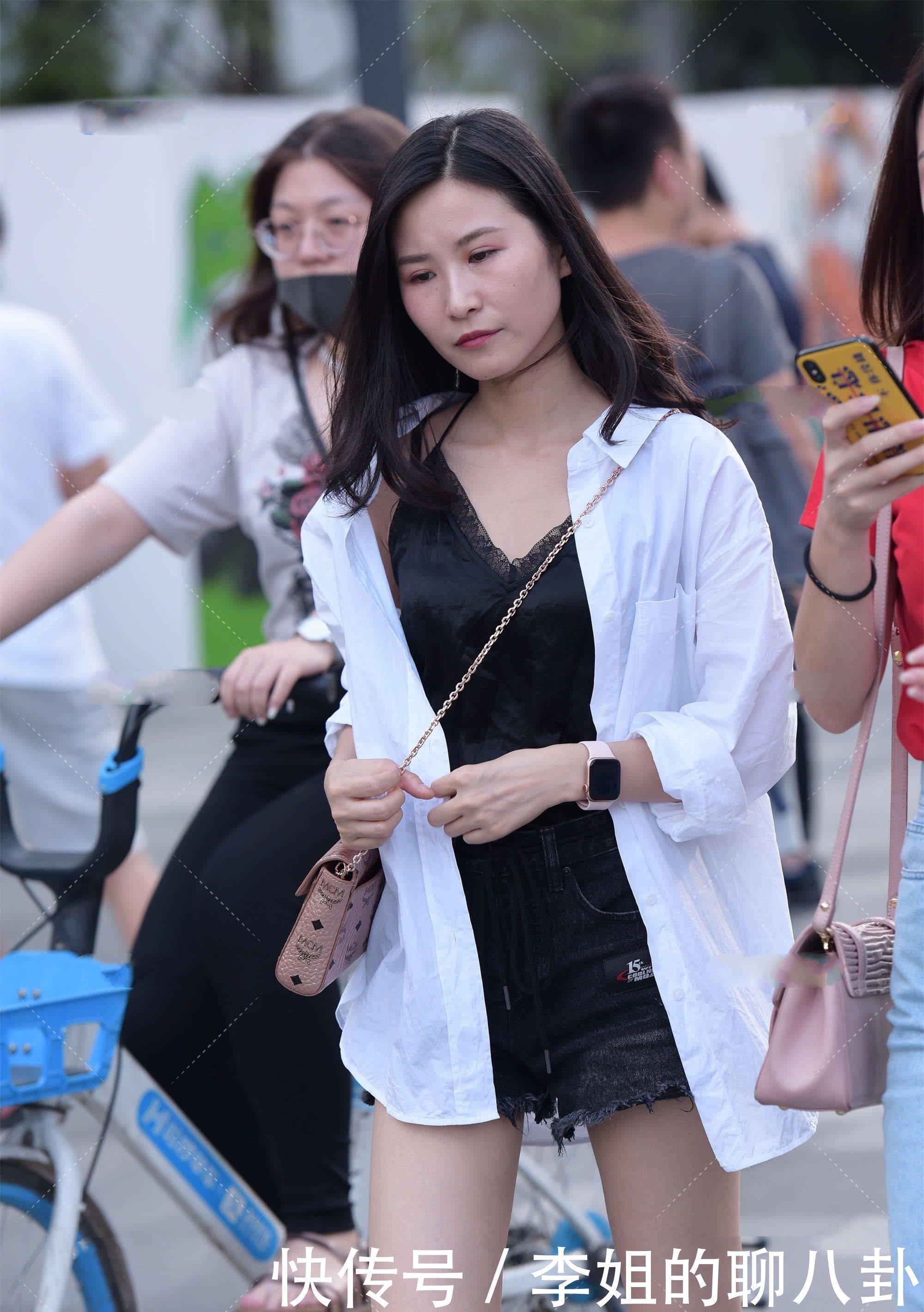 衬衣|白色衬衣不要再单穿了,里面叠加一件黑色衣服,时髦又帅气