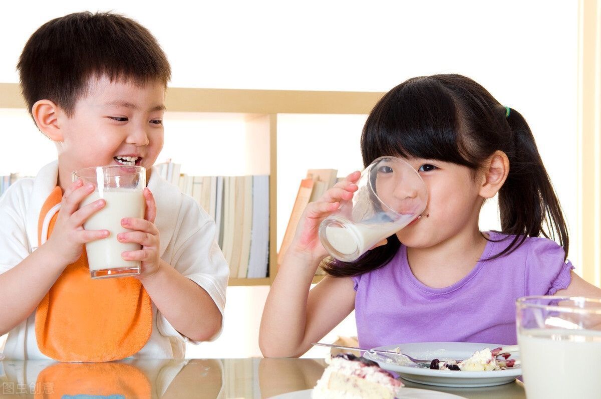身高|天天喝牛奶吃钙片，孩子还是不长个子？孩子身高每年长多少正常？