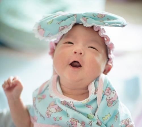 喂养|新生儿首月养护重点:发育特点、喂养、身高体重指标,家长收藏