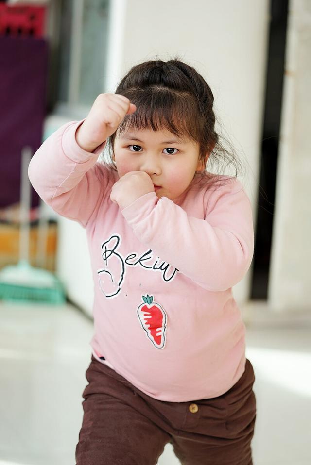 上学|爸爸姓“陈”,给女儿取了个漂亮名字,上学三天后女儿哭着要改名