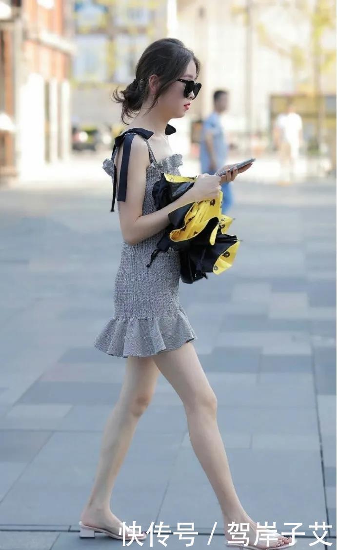 灰色荷花边连衣裙,搭配休闲时尚的平底拖鞋,穿出安静文雅的风格