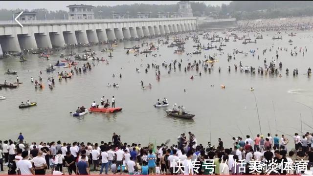 骆马湖|万人抢鱼:宿迁骆马湖关闸,引来万人抢鱼,现场人比鱼多