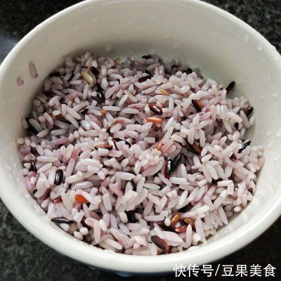 小孩|大人小孩都爱吃的儿童版「紫糯肉丸子」，学起来