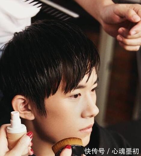 妆容 为何画底妆时要使用粉底刷起初不以为然,看到效果后却恍然明了!