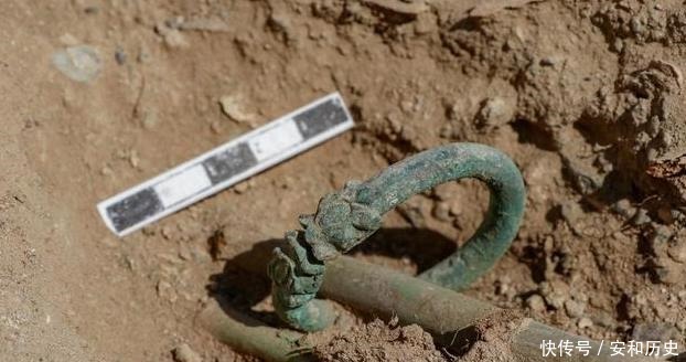 挖掘|在古墓中,考古家发现3岁男孩带着3000年前的“龙镯子”,他是谁