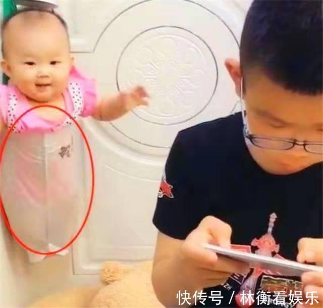 小舅|小舅贪玩带娃走红,竟把宝宝挂门上,网友同情小外甥!