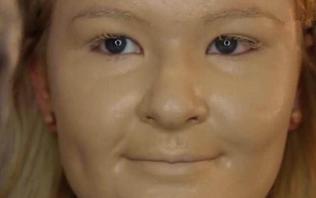 粉底液|一美女爱化妆,一次往脸上涂满一百层粉底液,结果令人不忍直视了