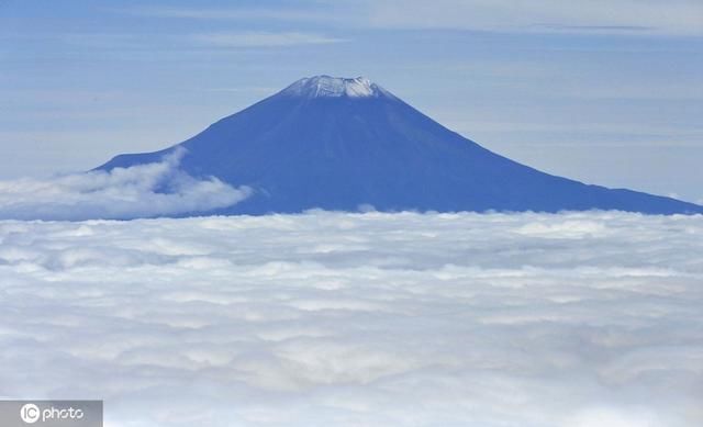 山顶|日本富士山迎来“初冠雪”山顶被积雪覆盖