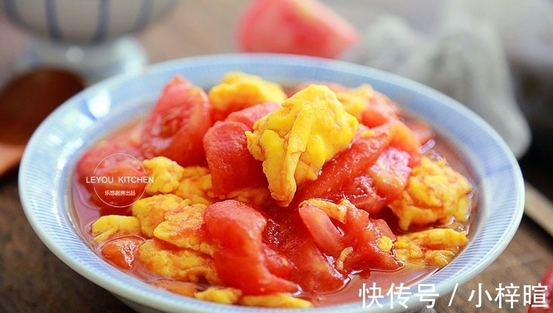 西红柿炒鸡蛋新做法，没放一滴油，用水炒蛋，口感滑嫩，热量更低