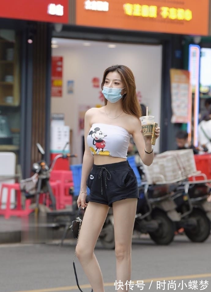 复古 美女穿“米老鼠”出门逛街,真是复古时尚两不误