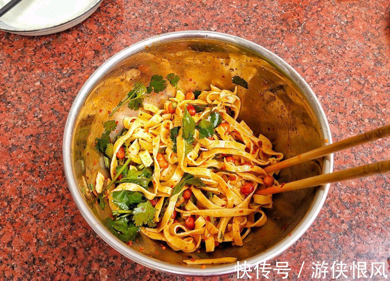 开胃小菜凉拌豆皮,简单拌一拌就上桌,家人百吃不厌