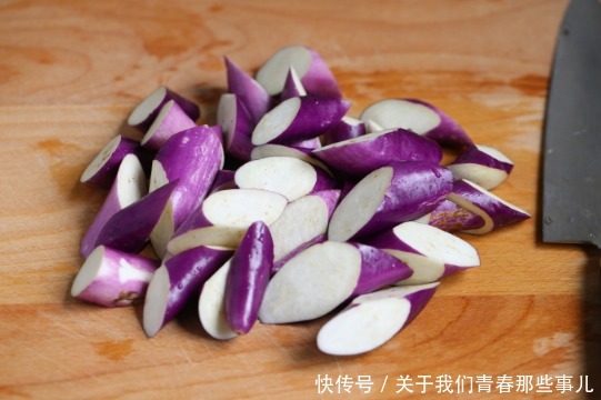 为啥|炒茄子时,为啥总发黑?下锅前多做2步,鲜香软嫩,不发黑不油腻