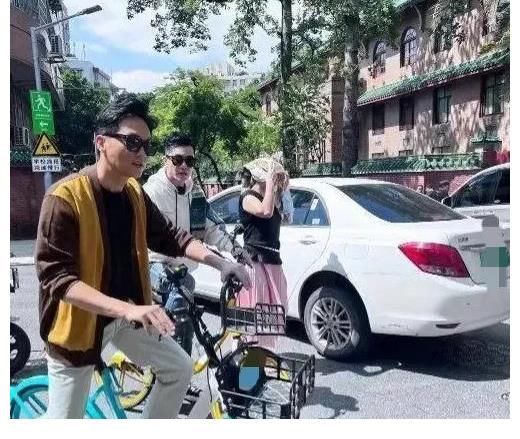 張智霖|明星去菜市場(chǎng)街坊的反應(yīng)很意外，陳小春和張智霖等明星現(xiàn)身廣州錄制節(jié)目