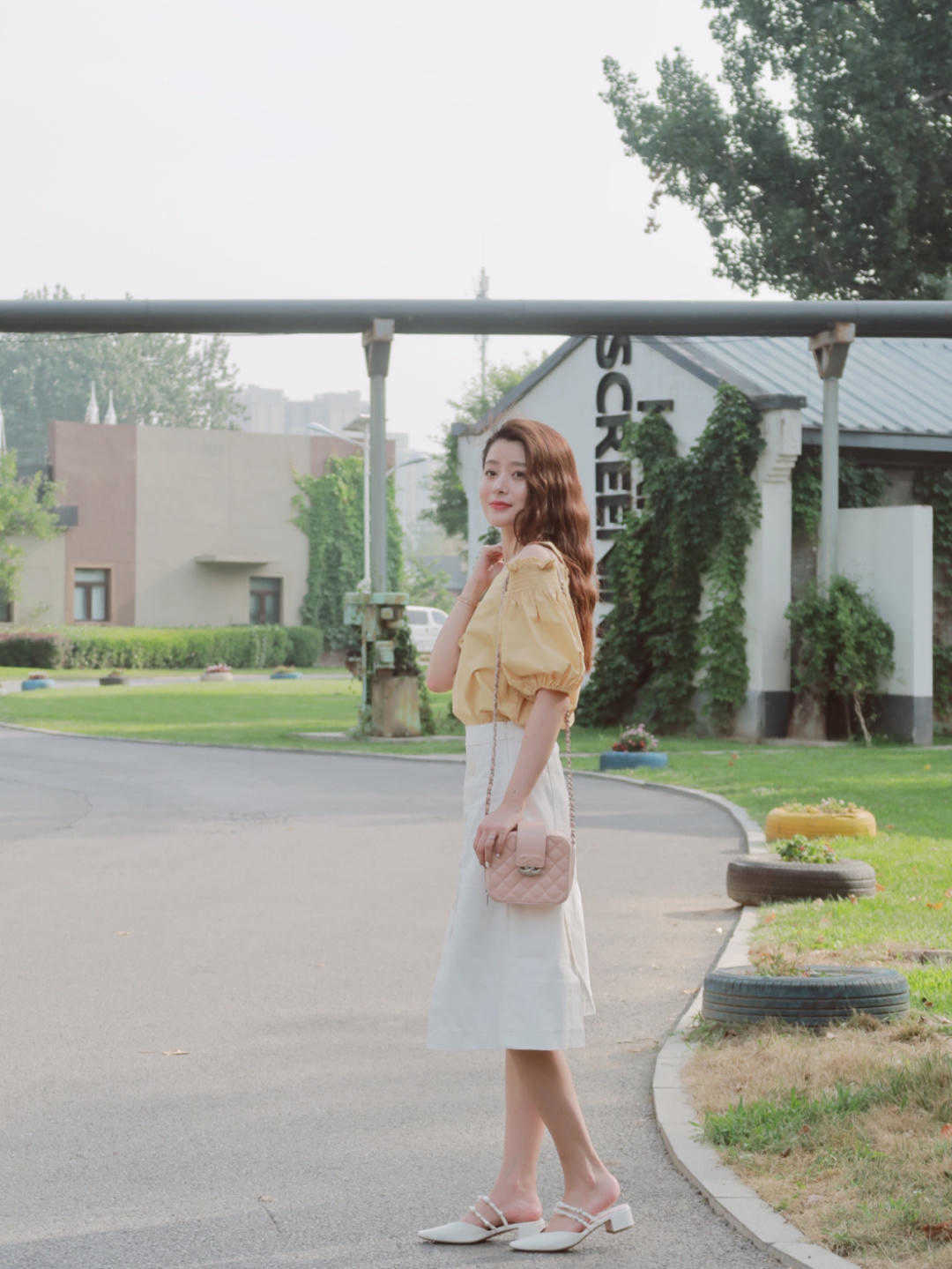 气质感|穿一字肩也可以很出众，搭配牛仔裤简约甜美，还提升气质感