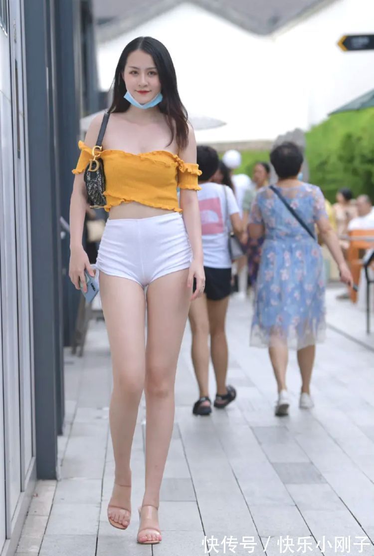 针织衫 小姐姐身穿黄色针织衫搭配白色短裤,青春靓丽