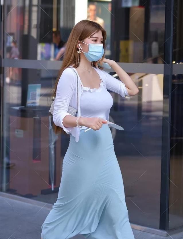 好身材|街拍:吊带紧身连衣裙,展示性感好身材,美丽极了