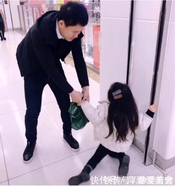 女儿奴|“女儿奴奶爸”带小情人逛街走红,两人商场里上演了拉锯战