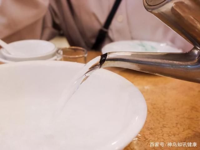 餐具|在外就餐，饭前用热水烫碗筷真的能消毒吗？告诉你到底靠不靠谱