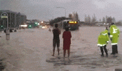 |搞笑GIF趣图：美女 人家是来打饭，你是来搞笑的吗？