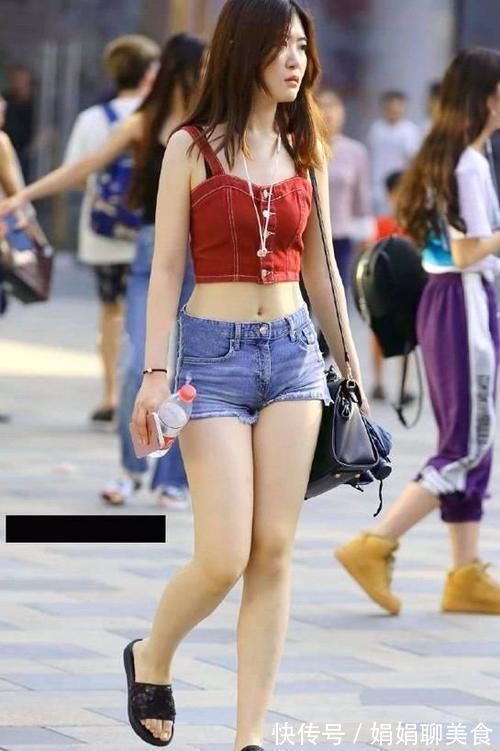 牛仔热裤 美女穿搭:红色背心搭配牛仔热裤,大长腿展现出来,应该是故意的吧?