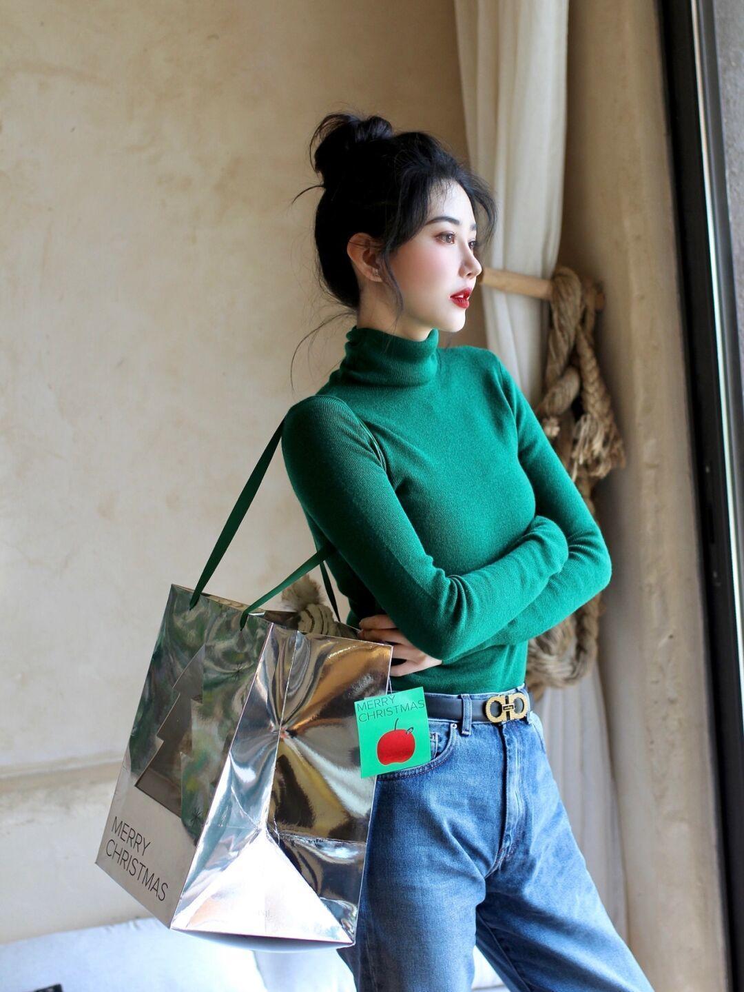 子女生 冬天毛衣怎样搭配出时尚感!紫色毛衣搭配皮裙,高级又不失个性!