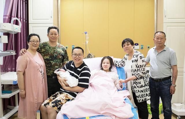 产妇|产妇深夜生二胎,女儿独身在产房外等候,护士询问后忍不住心疼