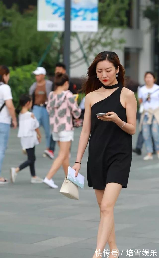 蕾丝 一件简单又不失时尚的连衣裙搭配一双黑色的高跟鞋,十分显气质