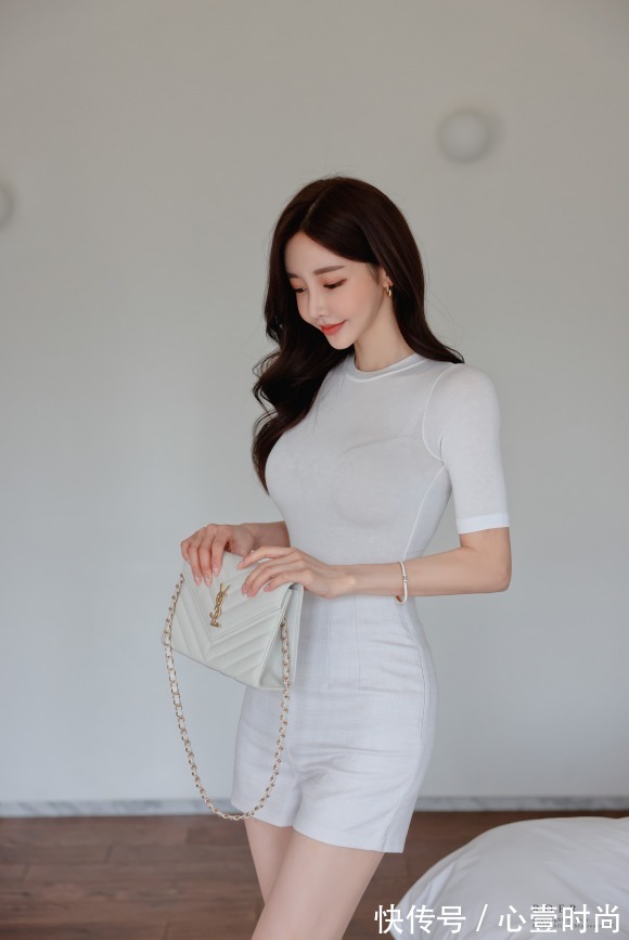 搭配|女神孙允珠时尚搭配：粉色柔情水漾清新淡色半袖裙