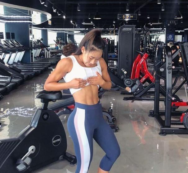 身材|女白领坚持健身锻炼, 拥有优美的身材曲线, 追求健康的生活!