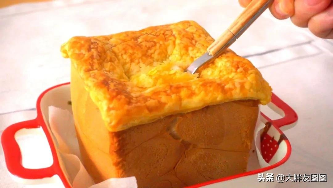 天冷了，煮个酥皮面包汤喝，喝完汤，吃浸满奶油汤汁的面包，满足