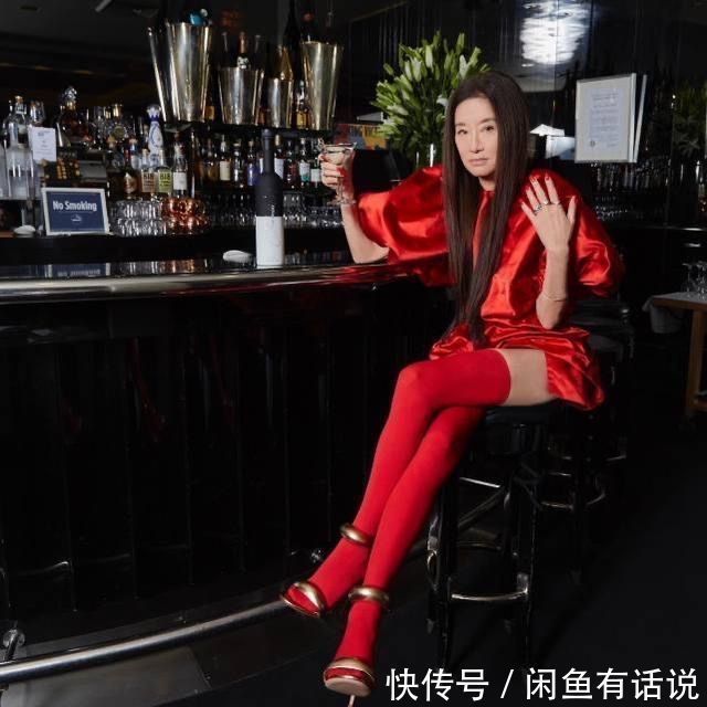 红色 王薇薇72岁还追求纸片身材,穿露脐装配短裤,瘦成排骨真的好看吗