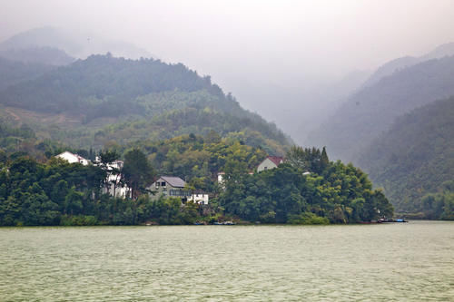 水中有山，山绕水生，水行山中，富春江一幅淡雅的水墨画卷