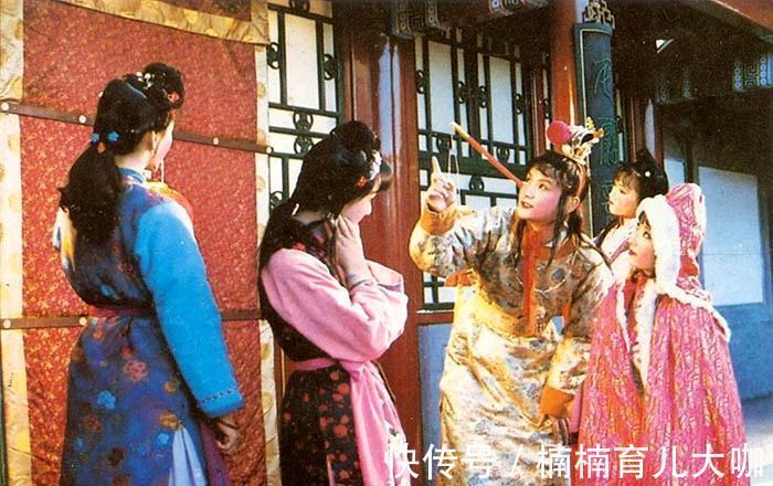 宝钗!真绝了!薛宝钗靠姿色套路宝玉,林黛玉高情商霸气打脸,句句诛心