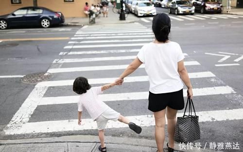 举动|虫子飞进3岁孙女耳朵,奶奶一个举动救了孩子,医生直夸:有文化