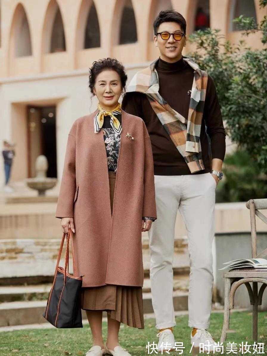 亮色系 再晚都不算晚,60岁的女人也可以穿得很美,看这位奶奶就知道