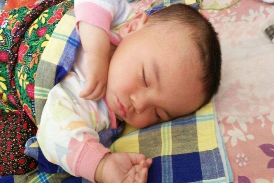 颈部|宝宝啥时候能竖着抱?爸妈别图省事,牢记2大关键3点细节