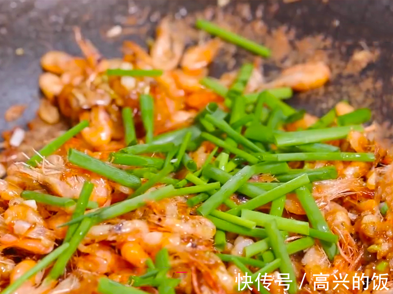 河虾|炒河虾怎么做才好吃?记住要加1勺芝麻酱!嚼起来又脆又香,下酒又下饭