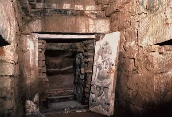 千年古墓被大蛇守护没人敢靠近,专家冒险前去揭开答案