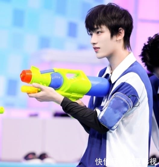 《快本》開啟連續(xù)3天錄制，快樂家族五人回歸，他卻不再參與錄制