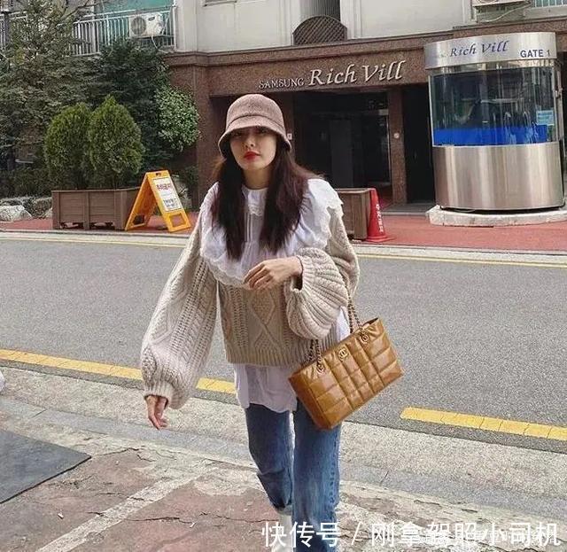 先别买针织衫!今秋必买的上衣是这件,配西装外套太好看了