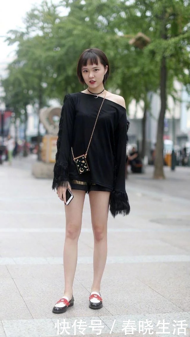 身材高挑|街拍:小美女背心搭配宽松裤,显得清纯干练,十分的显美